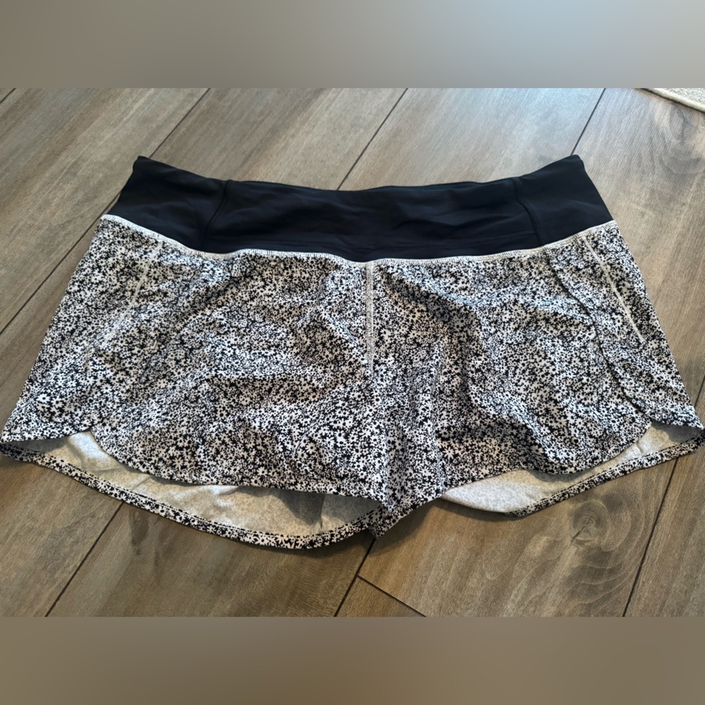 LULULEMON Run Times Short DITSY DAISY WHITE BLACK FLORAL - Size 12